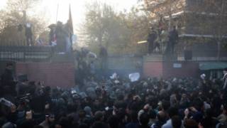 Waandamanaji wakivamia ubalozi wa Uingereza mjini Tehran