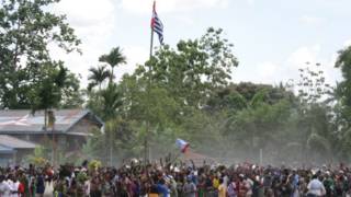 Bendera Bintang Kejora dikibarkan di Timika, 1 Desember 2011.