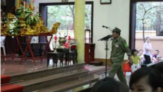 Vị dân phòng tên Chiến xông lên cung thánh