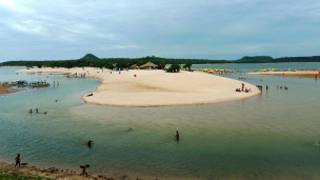 Praia de Alter do Chão, às margens do rio Tapajós (João Fellet/BBC)