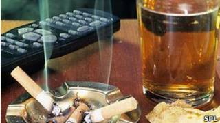 Cigarrillo, alcohol, control de TV