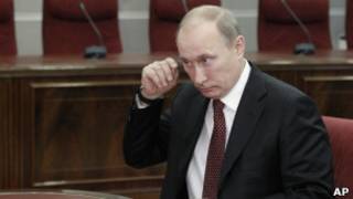 Владимир Путин сдает регистрационные документы в Центризбирком 7 декабря 2011 г.
