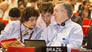 Figueiredo e a ministra do Meio Ambiente, Izabella Teixeira, conversam com a secretária-executiva da COP-17, Christiane Figueres