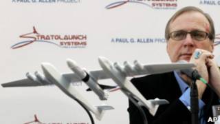 Пол Аллен и модель аппарата Stratolaunch