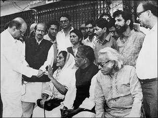 ঘাতক দালাল নির্মূল কমিটির আহ্বায়ক জাহানারা ইমামের সাক্ষাৎকার নিচ্ছে আতাউস সামাদ।