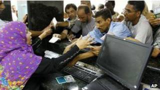 تزاحم في مصرف ليبي