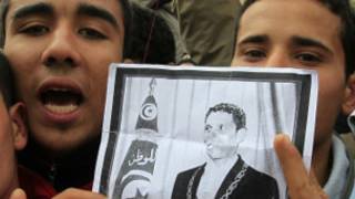 Manifestantes exibem cartaz com imagem de Mohamed Bouazizi (Reuters)