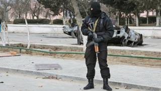 پلیس ضد شورش قزاقستان در وسط خیابانی در شهر جانائوزن