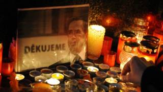 Những ngọn nến thắp lên tưởng nhớ Vaclav Havel ở thủ đô Prague
