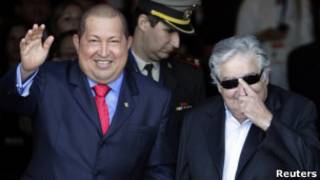 Chávez e o presidente uruguaio, José Mujica, em Montevidéu nesta terça (Reuters)