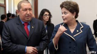 Chávez e Dilma, em Montevidéu. Getty