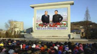 Người dân cúi đầu than khóc trước ảnh của Kim Jong-il và cha ông