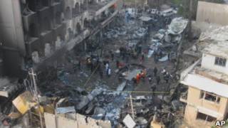 Bairro alvejado em Bagdá nesta quinta-feira (AP)