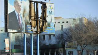 Ёқиб юборилган Президент Назарбоев сурати