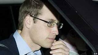 Príncipe William visita o avô, príncipe Philip, em hospital de Cambridgeshire (AP)