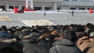 Người dân cúi đầu trong 3 phút mặc niệm Kim Jong-il