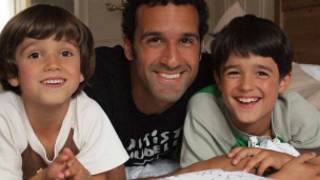 Leonardo Doria, ao lado de seus dois filhos (Arquivo pessoal)