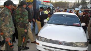 کوئٹہ میں کار کی تلاشی کی فائل فوٹو