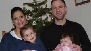 A família Joyce, com Eva no colo (à dir.) (Imagem: Hospital Infantil de Birmingham)