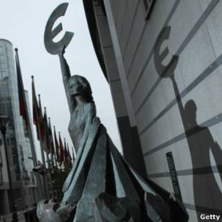Escultura en Bruselas con el símbolo del euro