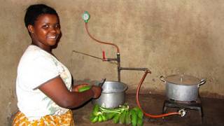 mujer cocina con biogás