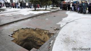 Место провала коляски с младенцем в центре Брянска
