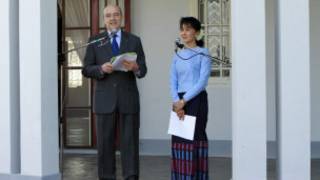 Ngoại trưởng Pháp họp báo với bà Aung San Suu Kyi tại tư dinh của bà