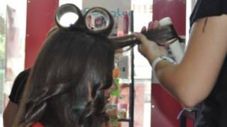 Mulher faz cabelo no salão de beleza Eli Stetik, em Lérida (foto divulgação)