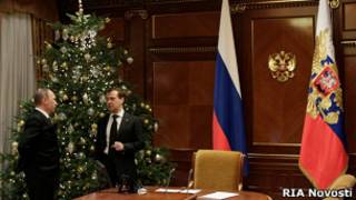 Дмитрий Медведев и Владимир Путин у новогодней елки