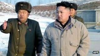 Tân lãnh đạo Bắc Hàn Kim Jong-un (phải)