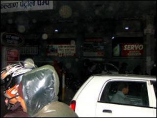 पेट्रोलको लागि लाइन