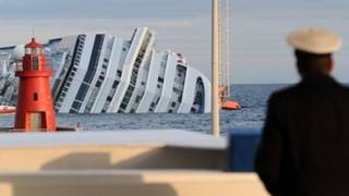 capitán mira cómo se hunde un barco