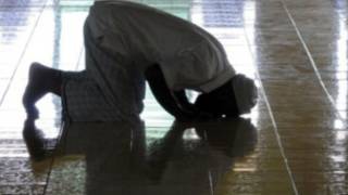 رجل يصلي