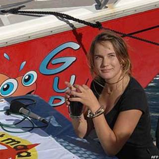 Laura Dekker na chegada a Saint Maarten (Foto: JEAN-MICHEL ANDRE/AFP/Getty)