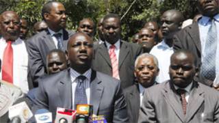 William Ruto ( à gauche) lors d'une conférence de presse