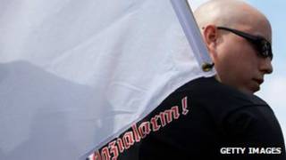 Участник неонацистской демонстрации в Берлине