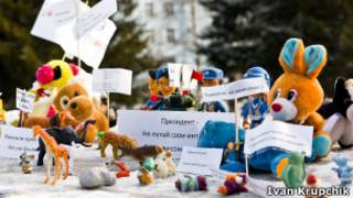Игрушечные фигурки в сугробе