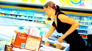 Mujer en el supermercado