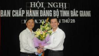 Ông Nông Quốc Tuấn (phải)
