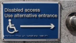 Placa sinaliza entrada para cadeirantes em prédio em Londres