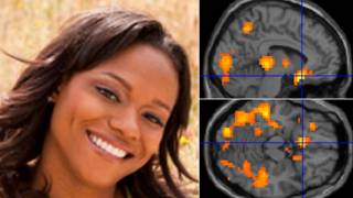 Joven sonriente y actividad cerebral