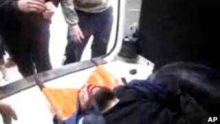 Imagem tirada de vídeo amador mostra suposto ferido de ofensiva em Homs (AP)