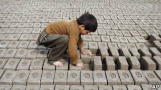 یک کودک در حال خشتپزی در ننگرهار