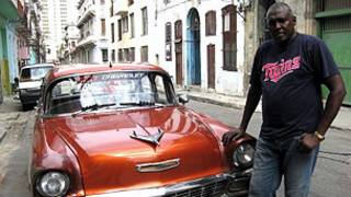 Auto y su dueño en La Habana