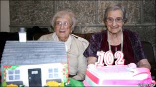 最高寿孪生姊妹过102岁生日