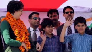 प्रियंका गांधी अपने बच्चों के साथ