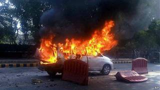 vehiculo diplomático israelí arde tras estallido de una bomba en Nueva Delhi, India