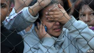 Parente de detendo em Comayagua, Honduras (Foto: AFP)