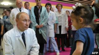 Владимир Путин в Федеральном центре педиатрической гематологии 15 февраля 2012 года