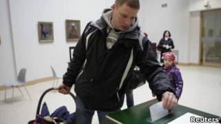 Голосование во время референдума о статусе русского языка